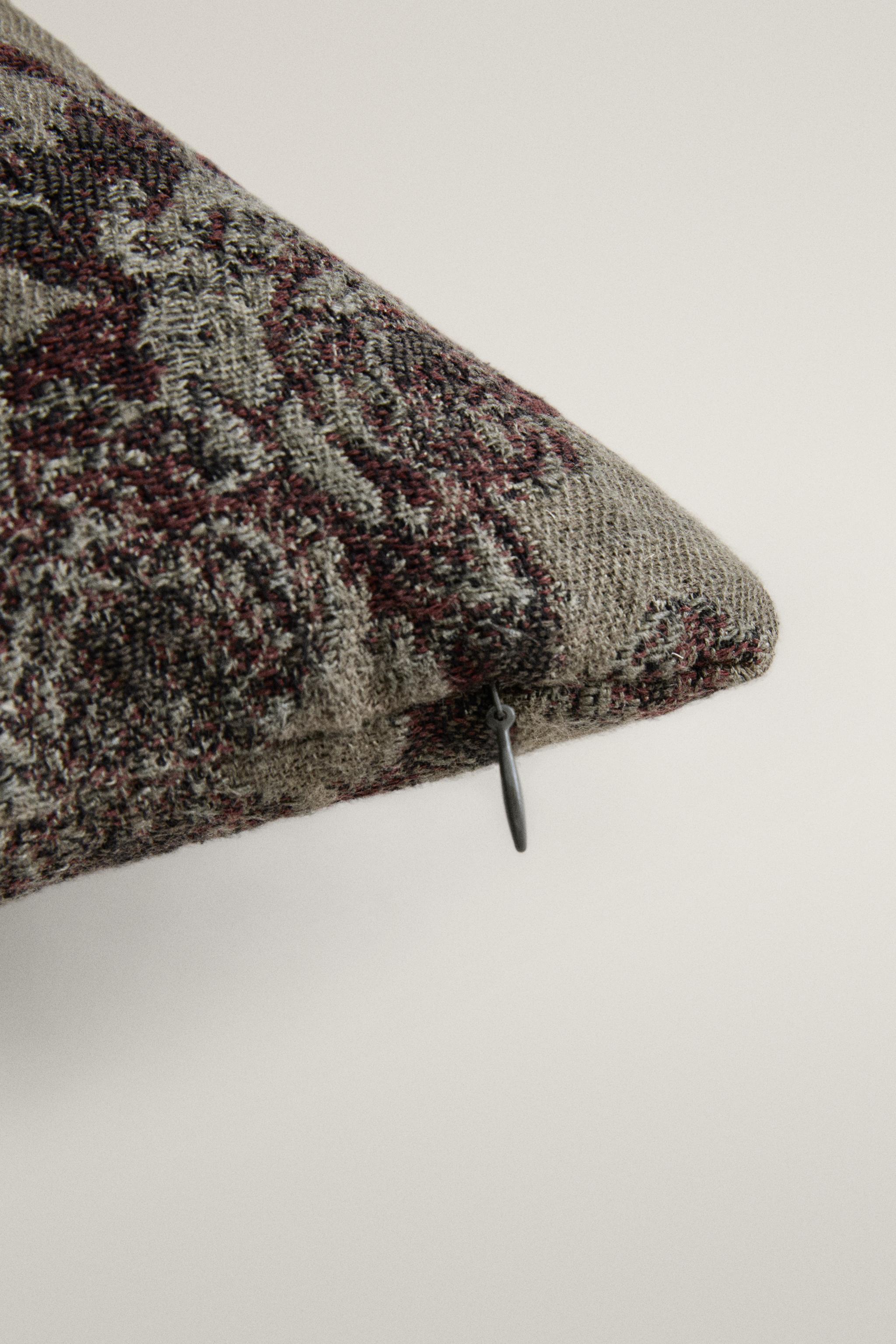 Jacquard throw pillow cover
